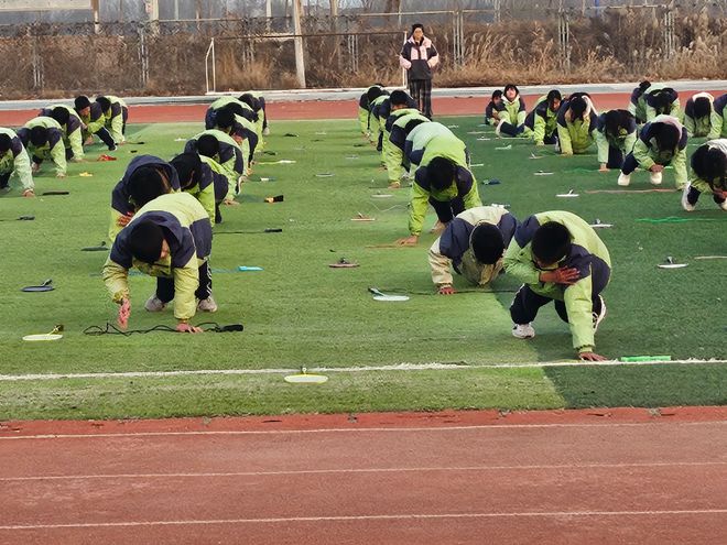羽”乐共享——洋湖乡中学阳光大课间观摩活动必一b体育app网页版登录“绳”彩飞扬“(图3)